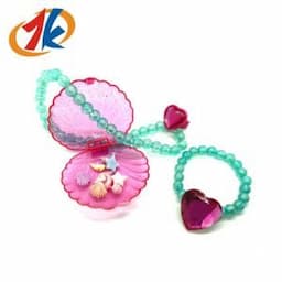 Latest Mini Children′ S Plastic Toys Jewelry Decorative Necklace Shell Shaped Family Toys